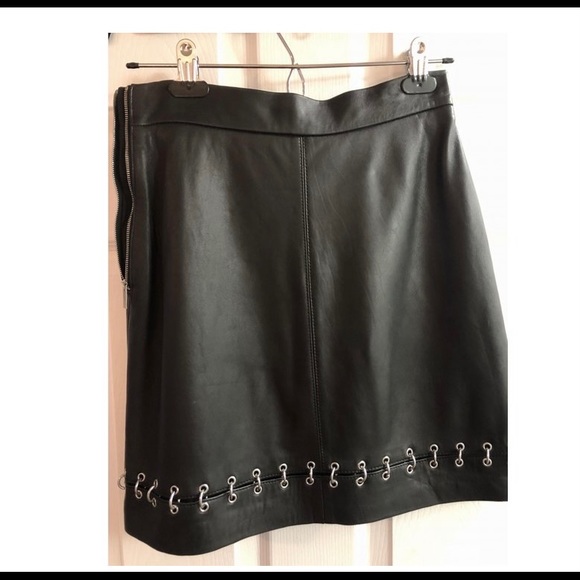 Black leather skirt with silver chain details - Picture 2 of 4